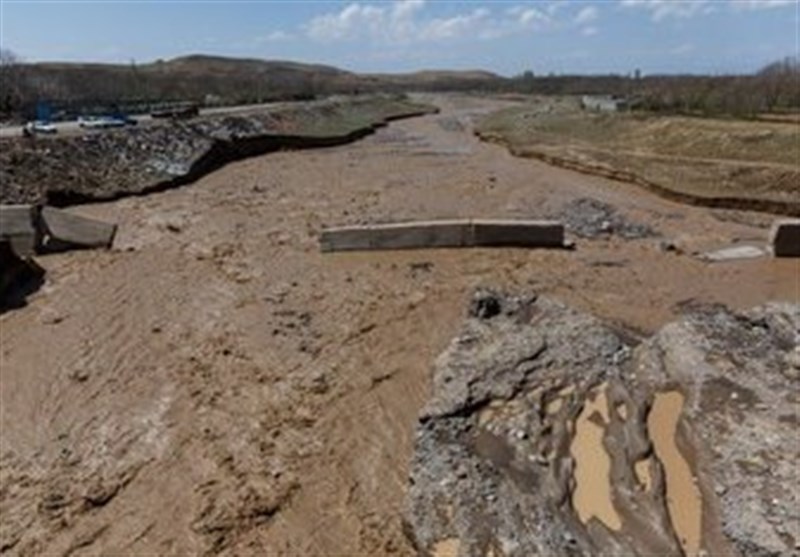 سیلاب راه ارتباطی 4 منطقه عشایری در پلدختر را مسدود کرد