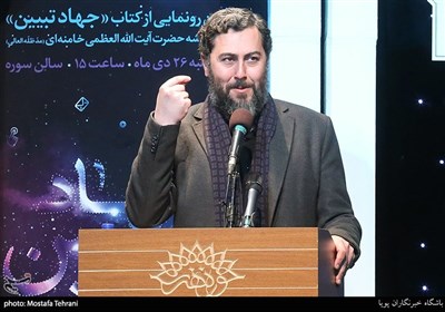 شعر خوانی احمد بابایی در مراسم آیین رونمایی از کتاب جهاد تبیین در اندیشه حضرت آیت الله العظمی خامنه ای