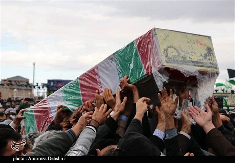 تشییع پیکر شهید چترباز ‌تیپ 55 هوابرد در شیراز/ پیکر ‌شهید ‌کریمی در گلزار شهدا آرام گرفت