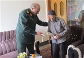 خانواده شهیدان اسدزاده با حضور معاون عملیات قرارگاه مرکزی امام علی(ع) تقدیر شد