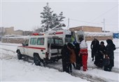 امدادرسانی به &quot;مادر باردار&quot; در برف و کولاک کرمانشاه + تصویر