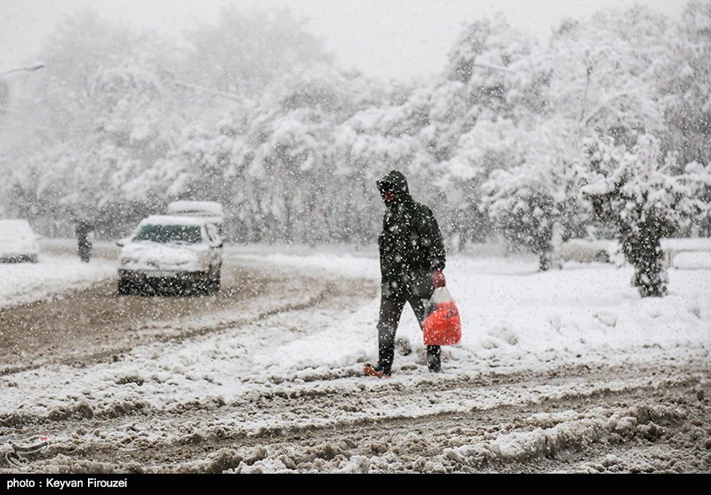 تازه‌ترین اخبار از وضعیت لرستان | بارش سنگین برف در منطقه/ قطع راه ارتباطی 827 روستا/ به 1526 مسافر امدادرسانی شد