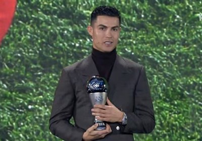  رونالدو پس از دریافت جایزه ویژه فیفا: می‌خواهم ۴، ۵ سال دیگر هم بازی کنم 