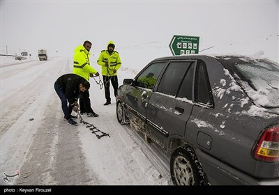 Police, Traffic Crews Providing Relief Operations In Kermanshah After Heavy Snowfall