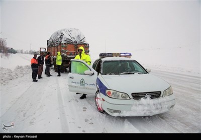 Police, Traffic Crews Providing Relief Operations In Kermanshah After Heavy Snowfall