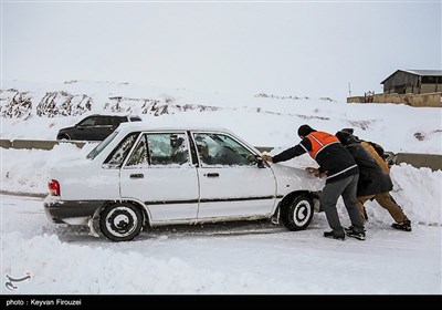Police, Traffic Crews Providing Relief Operations In Kermanshah After Heavy Snowfall
