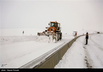 Police, Traffic Crews Providing Relief Operations In Kermanshah After Heavy Snowfall