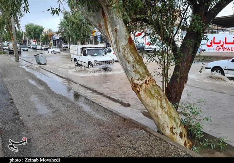 آب گرفتگی معابر و مشکلات مردم شهر جیرفت در یک روز بارانی + فیلم