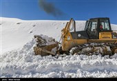 بارش شدید برف راه ارتباطی 300 روستای شهرستان دلفان را بست