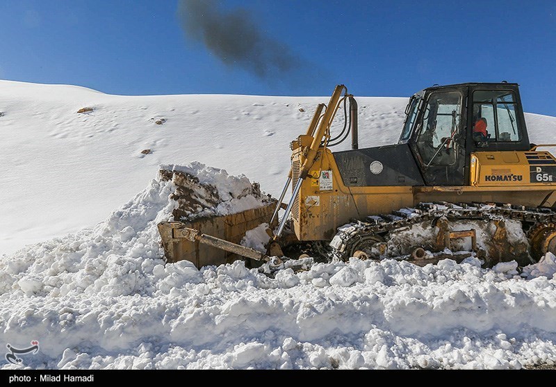 بارش شدید برف راه ارتباطی 300 روستای شهرستان دلفان را بست
