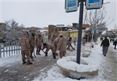 تلاش نیروهای سپاه و بسیج برای پاکسازی معابر شهر سنندج
