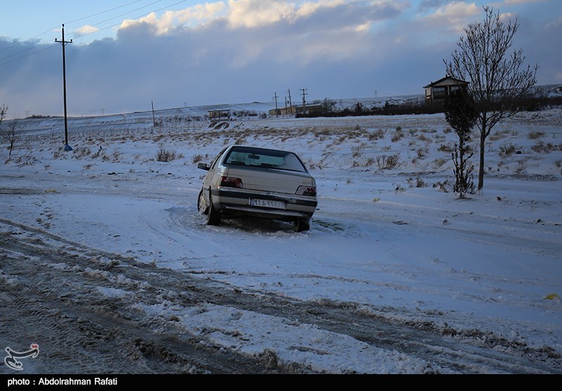 پایش صبحگاهی معابر و نانوایی‌های استان ایلام بعد از بارش سنگین برف انجام شد + فیلم