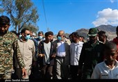 حضور وزیر کشور در جمع مردم سیل‌زده روستاهای منوجان به روایت تصویر