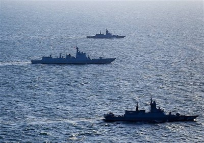 مناورات &quot;حزام الامن البحری 2022&quot;.. السفن الحربیة الإیرانیة والصینیة والروسیة تطلق النیران على أهداف بحریة مفترضة