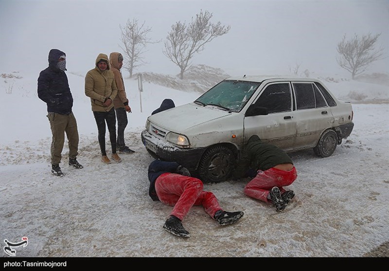 امدادرسانی در جاده‌های برفی خراسان شمالی به روایت تصویر