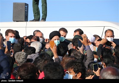 حضور رئیس جمهور در بین مردم سیل زده جنوب استان کرمان
