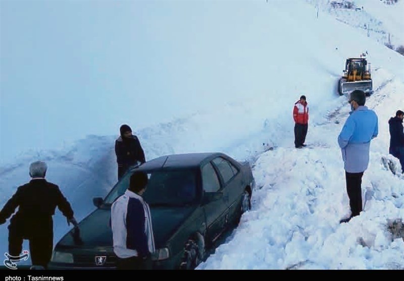 بارش سنگین برف در کردستان/ گردنه ژالانه در سروآباد مسدود شد + فیلم