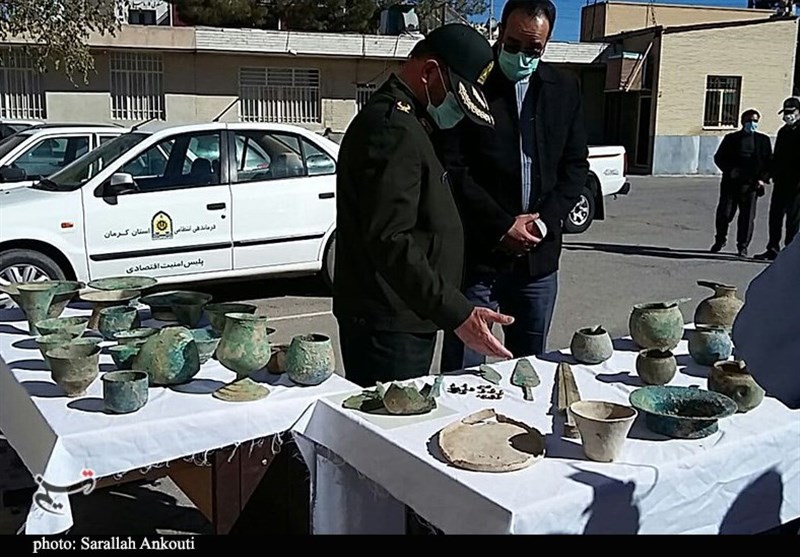 محموله 40 میلیاردی ظروف مفرغی عتیقه در استان کرمان کشف شد + تصویر