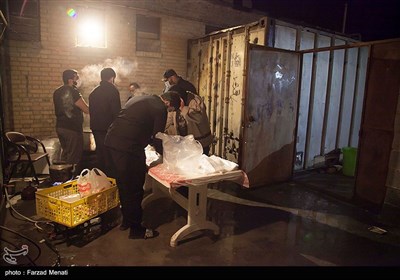 پخش غذای گرم توسط گروه های جهادی - کرمانشاه