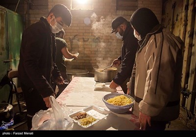 پخش غذای گرم توسط گروه های جهادی - کرمانشاه