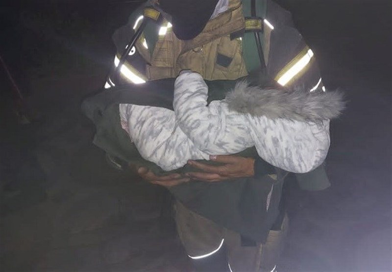لحظه تحویل نوزاد به مادر پس از نجات از دل آتش + فیلم و تصاویر