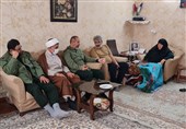فرمانده تیپ 82 سپاه استان قزوین با خانواده شهید &quot;ذوالفقاری&quot; دیدار کرد