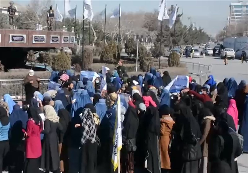 Women Call on West to Unfreeze Afghanistan’s Assets in Protest outside US Embassy (+Video)