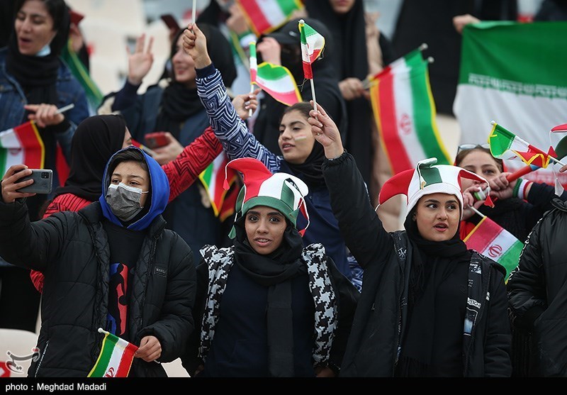 حاشیه دیدار ایران- عراق| خوشحالی بانوان پس از ورود به ورزشگاه/ پدر به تماشای پسر آمد + عکس و فیلم
