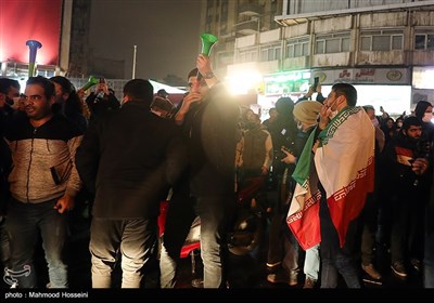 شادی مردم تهران پس از صعود تیم ملی فوتبال به جام جهانی - 2
