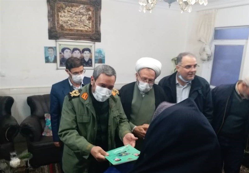 استاندار زنجان با خانواده شهیدان خالقی در شهرستان ایجرود دیدار کرد