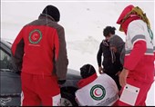 امداد‌گران هلال احمر آذربایجان‌غربی 42 خودروی گرفتار در برف و کولاک را نجات دادند