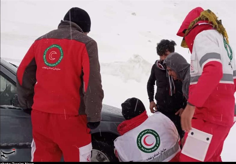 امداد‌گران هلال احمر آذربایجان‌غربی 42 خودروی گرفتار در برف و کولاک را نجات دادند