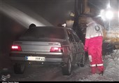 95 خودروی گرفتار در برف و کولاک محورهای مواصلاتی آذربایجان‌غربی رهاسازی شدند