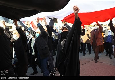 راهپیمایی نمازگزاران تهرانی در اعتراض به جنایات ائتلاف سعودی‌ در یمن 