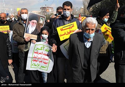 راهپیمایی نمازگزاران تهرانی در اعتراض به جنایات ائتلاف سعودی‌ در یمن 