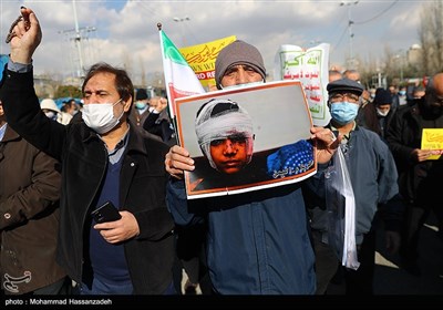 راهپیمایی نمازگزاران تهرانی در اعتراض به جنایات ائتلاف سعودی‌ در یمن 