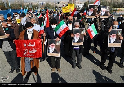 راهپیمایی نمازگزاران تهرانی در اعتراض به جنایات ائتلاف سعودی‌ در یمن 