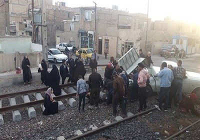 مشکل فنی در بند سوزنبانی "گلتپه" ورامین منجر به برخورد قطار با وانتبار شد