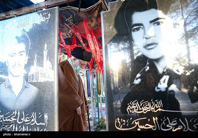 قائد الثورة یزور مرقد الامام الخمینی (رض) وقبور الشهداء