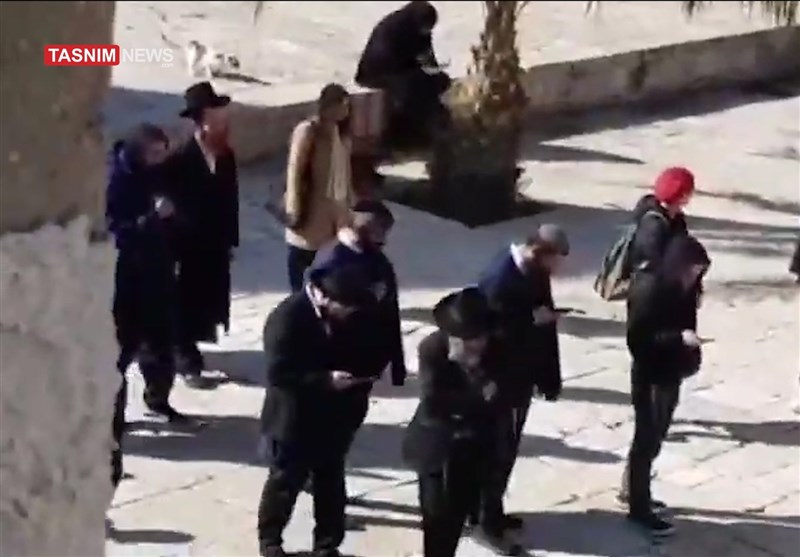 Dozens of Settlers Break into Al-Aqsa Mosque Compound (+Video)