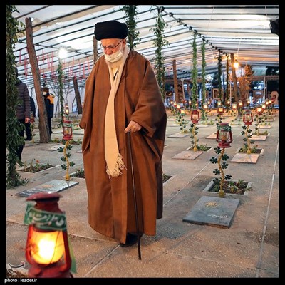 قائد الثورة یزور مرقد الامام الخمینی (رض) وقبور الشهداء