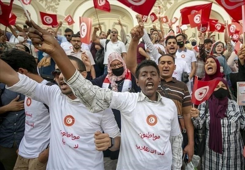 درخواست تونسی‌ها برای کناره‌گیری قیس سعید/ مجروح شدن ده‌ها معترض سودانی