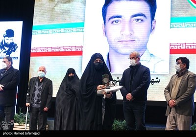 تجلیل از خانواده شهدا در مراسم بزرگداشت دومین سالگرد شهادت شهید اصغر پاشاپور 