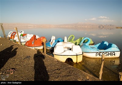 با توجه به بارندگی های اخیر در اقلیم این استان بخشی از آن از وضعیت خشک خارج و آبگیری شد.