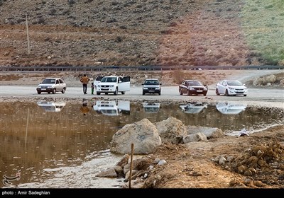 با توجه به بارندگی های اخیر در اقلیم این استان بخشی از آن از وضعیت خشک خارج و آبگیری شد.