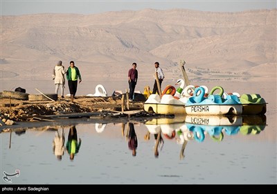 با توجه به بارندگی های اخیر در اقلیم این استان بخشی از آن از وضعیت خشک خارج و آبگیری شد.