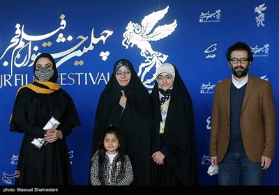 همسر و دختر شهید داریوش رضایی نژاد و مریلا زارعی و بهروز شعیبی بازیگر فیلم هناس در ششمین روز از چهلمین جشنواره فیلم فجر