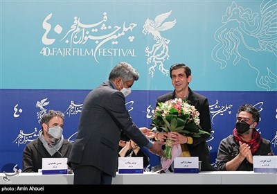 اهدای گل به سینا رازانی به مناسبت تولدش در حاشیه نشست خبری فیلم سینمایی شب طلایی در ششمین روز چهلمین جشنواره فیلم فجر 