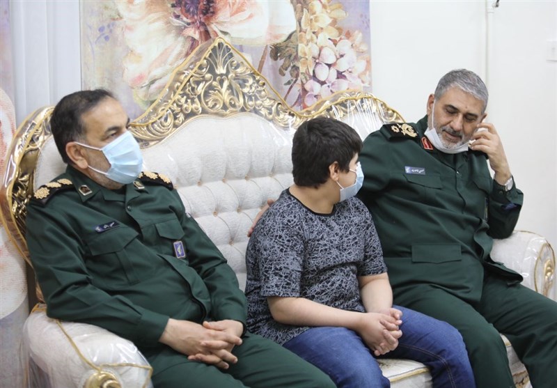 فرمانده سپاه حضرت ولیعصر(عج) خوزستان با خانواده شهید نریمیسا دیدار کرد