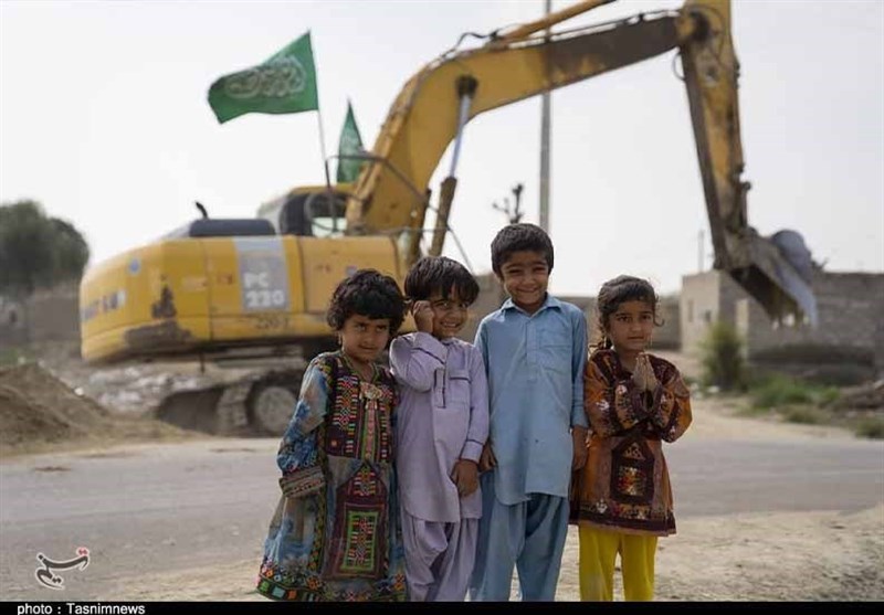 آبرسانی جهادی‌ها به روستاهای محروم نوار ساحلی بلوچستان به روایت تصویر
